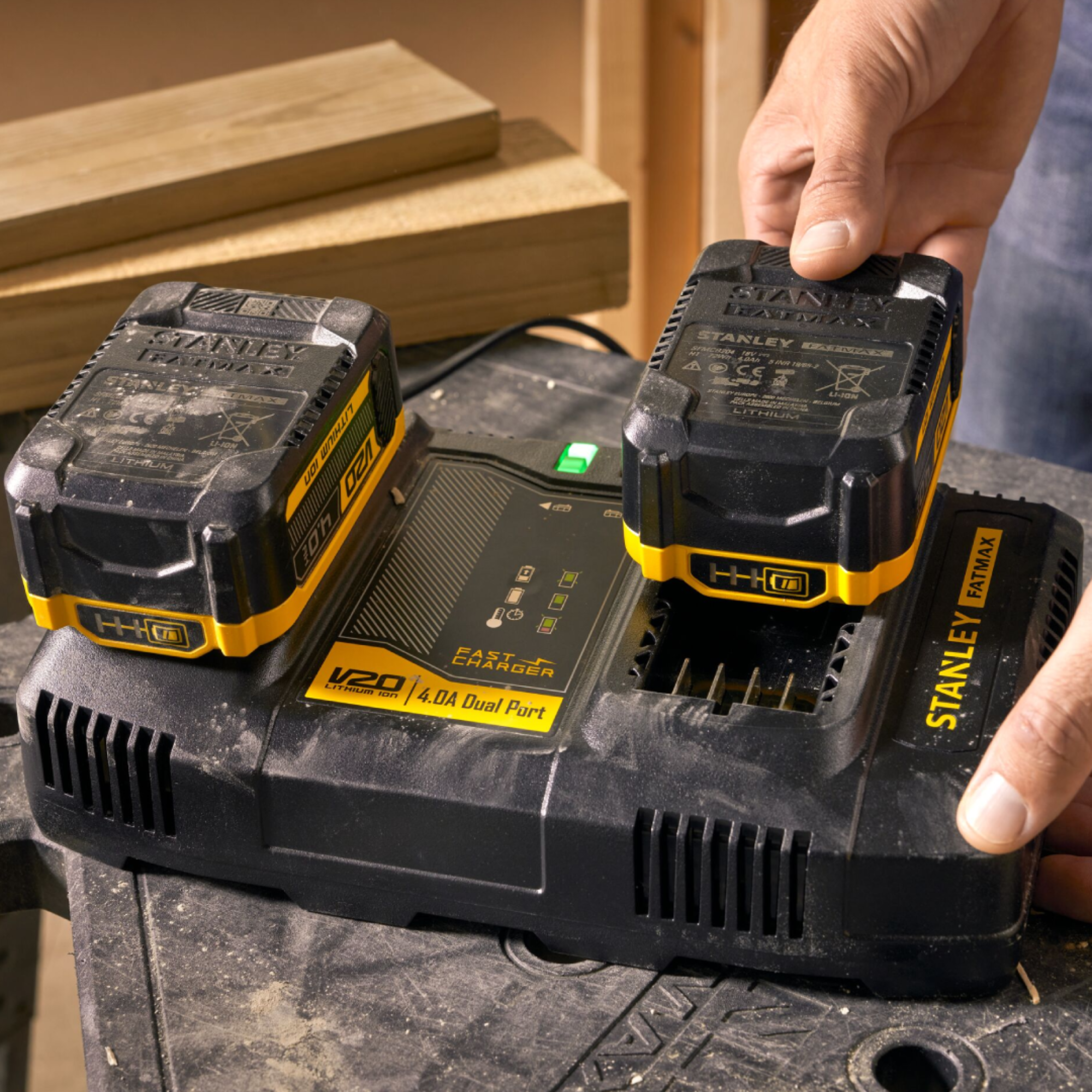 Carregador De Bateria 20v Max 2 Portas 4ah Sc402-br Stanley